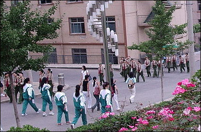 20111124-Students_returning_from_military_training Dalian.JPG
